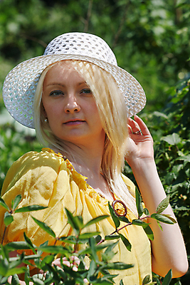 포토 JPG 해외이미지 백인 자연 한명 성인 야외 가로 초록색 정원 해외202004 해외포토 서양인 1 컬러 사람 생태계 파일형식 이미지허브