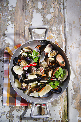 포토 JPG 해외이미지 조개 실내 사람없음 식탁보 냄비 레몬 홍고추 홍합 나무배경 해외202004 해외포토 백그라운드 과일 고추 어패류 내부 솥 파일형식 이미지허브