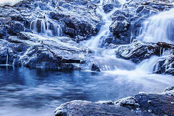 포토 JPG 해외이미지 겨울 자연 날씨 풍경 사람없음 야외 물 빛 강 반사 얼음 폭포 흐름 추위 바위 흰색 신선 개울 통나무 암초 느림 해외202004 해외포토 자연요소 나무 계절 컬러 컨셉 돌_바위 생태계 파일형식 이미지허브