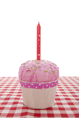 포토 JPG 해외이미지 1 음식 분홍색 디저트 사람없음 장식 케이크 축하 생일 달콤 컵케이크 굽기 해외202004 해외포토 기념일 컬러 컨셉 맛 구이 파일형식 이미지허브