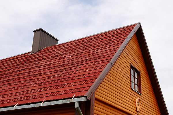 포토 JPG 해외이미지 창문 하늘 지붕 굴뚝 사람없음 목재 빨간색 노란색 흐림 리투아니아 옛날 개조 해외202004 해외포토 나무 유럽 컬러 재료 날씨 파일형식 이미지허브