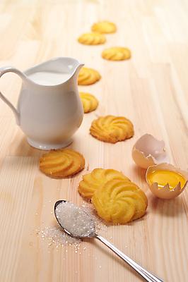 포토 JPG 해외이미지 주전자 사람없음 쿠키 계란 숟가락 우유 설탕 준비 제빵 나무배경 해외202004 해외포토 백그라운드 주방용품 디저트 유제품 수저 제과제빵 알 파일형식 이미지허브