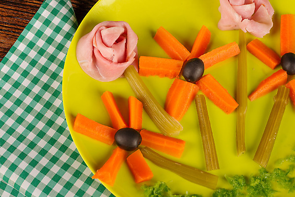 포토 JPG 해외이미지 모양 접시 음식 채소 부분 건강 요리 사람없음 장식 가로 컬러풀 식사 당근 샐러드 신선 상추 올리브 햄 서빙 특별함 해외202004 해외포토 식기 열매 컬러 컨셉 뿌리채소 육류 파일형식 이미지허브