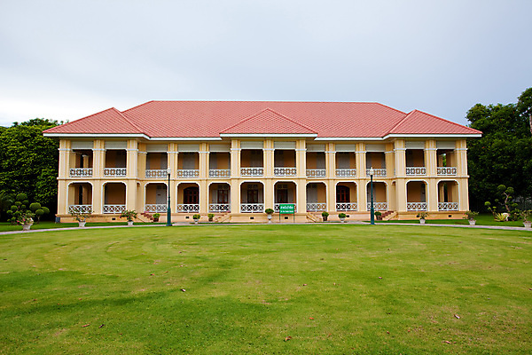 포토 JPG 해외이미지 구름 아시아 선 조각 건축양식 창문 태국 하늘 휴가 주택 미술 동양인 잔디 사람없음 건물 파란색 조각상 교회 정원 궁전 흰색 기둥 사찰 역사 왕 생존 해외202004 해외포토 자연요소 식물 건축물 건축 나라 컬러 고건축 종교건축 문화예술 인종 조형물 파일형식 이미지허브