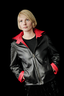 포토 JPG 해외이미지 백인 모델 여자 포즈 백그라운드 검은배경 한명 빨간색 금발 유행 검은색 재킷 코트 덮개 흰색 조끼 망토 가죽 해외202004 해외포토 서양인 1 헤어스타일 컬러 사람 외투 뚜껑 파일형식 이미지허브