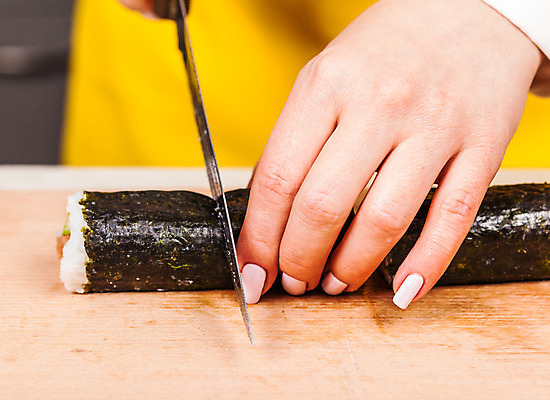 포토 JPG 해외이미지 전통 아시아 음식 밥 오이 건강 어류 요리 동양인 사람없음 목재 주방 식당 일본 식사 초밥 신선 해조류 칼 맛 두루마리 자르기 먹기 해산물 준비 날것 만들기 롤 동쪽 방법 해외202004 해외포토 나무 나라 컨셉 채소 재료 모션 인종 상점 수중동물 해양식물 방향 일본음식 파일형식 이미지허브