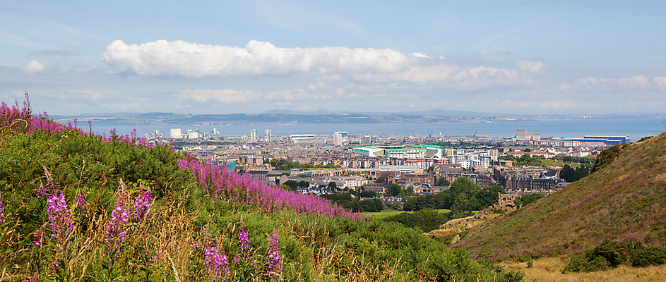 포토 JPG 해외이미지 구름 공원 유럽 여행 휴가 파노라마 풍경 사람없음 야외 건물 초록색 환경 도시 센터 역사 언덕 대학교 옛날 스코틀랜드 해외202004 해외포토 자연요소 건축물 공공시설 나라 컬러 학교 영국 촬영기법 파일형식 이미지허브