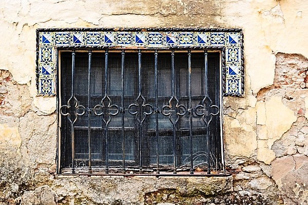 포토 JPG 해외이미지 외관 벽 패턴 건축양식 창문 하늘 날씨 주택 사람없음 야외 건물 장식 파란색 손상 껍질 도시 스페인 폐기물 버리기 타일 향수 타운 망사 깨짐 방치 석고 스페인어 썩음 안달루시아 옛날 파멸 스타일 해외202004 해외포토 건축물 건축 유럽 컬러 컨셉 무늬 모션 화장품 직물 쓰레기 파일형식 소멸 이미지허브