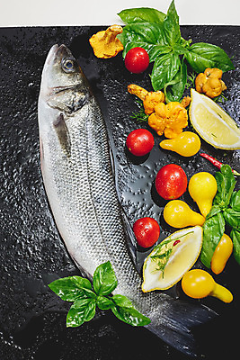 포토 JPG 해외이미지 음식 바다 백그라운드 잎 다이어트 토마토 채소 재료 건강 어류 요리 앉기 경기 사람없음 빨간색 세로 초록색 노란색 식당 검은색 식사 저녁식사 어둠 수확 시골 신선 체리 시장 지중해 먹기 레몬 허브 해산물 준비 날것 소금 바질 베이스 오레가노 해외202004 해외포토 식물 스포츠 컬러 농업 과일 모션 현악기 상점 수중동물 파일형식 이미지허브