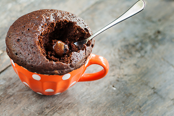 포토 JPG 해외이미지 포크 실내 사람없음 머그컵 달콤 나무배경 해외202004 퐁당오쇼콜라 해외포토 식기 백그라운드 디저트 내부 컵 맛 파일형식 이미지허브