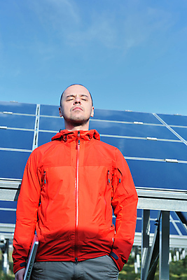 포토 JPG 해외이미지 주간 남자 하늘 한명 들기 상반신 성인 야외 앞모습 노트북 태양에너지 집열판 성인남자한명만 해외202004 해외포토 자연요소 1 뷰포인트 모션 사람 전자제품 그린에너지 남자한명만 성인남자만 파일형식 이미지허브