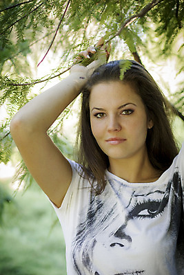 포토 JPG 해외이미지 나무 백인 모델 1 공원 여자 행복 얼굴 백그라운드 잎 자연 건강 한명 사람 성인 야외 목재 초록색 흰색 숲 내추럴 해외202004 해외포토 서양인 식물 공공시설 감정 컬러 재료 신체부위 생태계 파일형식 이미지허브