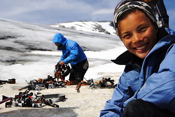포토 JPG 해외이미지 주간 응시 여자 남자 겨울 배낭 노르웨이 풍경 상반신 성인 야외 두명 옆모습 여행객 얼음 등산 트래킹 하이킹 장비 빙하 오르기 등반장비 성인만 설산 해외202004 해외포토 자연요소 시선 계절 유럽 뷰포인트 가방 모션 레저 산 사람 등산용품 파일형식 이미지허브