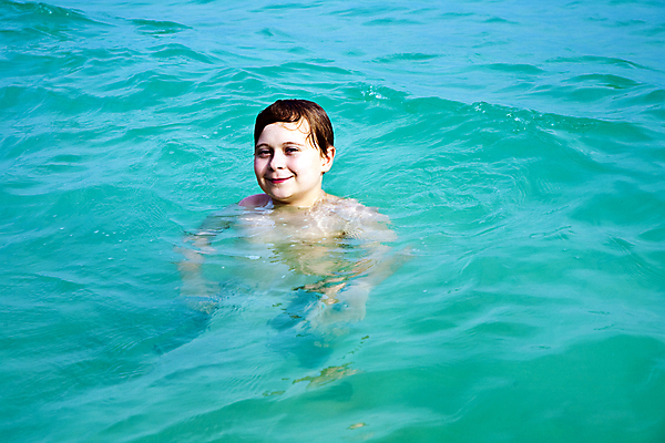 포토 JPG 해외이미지 백인 손 행복 감정 아시아 무기 어린이 바다 신체 모션 태국 자연 놀이 하늘 휴가 따뜻함 한명 소년 야외 10대 물 파란색 태양 갈색 수영 기쁨 젖음 표현 허리 피부 소금물 옛날 해외202004 해외포토 자연요소 서양인 1 남자 나라 컬러 청소년 사람 신체부위 수상스포츠 생태계 파일형식 이미지허브