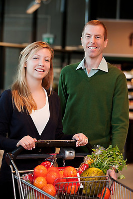 포토 JPG 해외이미지 백인 라이프스타일 커플 잡화 여자 남자 행복 유럽 음식 2 채소 과일 남편 선반 함께함 미소 사람 성인 세명 쇼핑 상점 카트 아내 쌍 시장 구매 쇼핑몰 고객 소매 슈퍼마켓 해외202004 해외포토 서양인 감정 나라 가구 컨셉 관계 표정 생활 파일형식 이미지허브