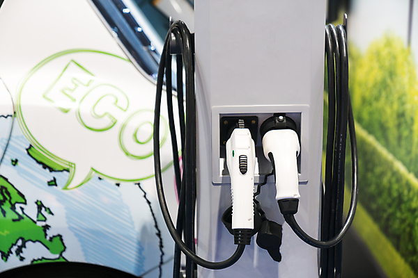 포토 JPG 해외이미지 나무 식물 백그라운드 컨셉 잎 비즈니스 교통시설 자동차 자연 날씨 미래 새로움 사람없음 초록색 빛 환경 힘 에너지 성장 흰색 플러그 역 에코 연료 충전 개발 베터리 생태학 요금 자동 공급 해외202004 해외포토 교육 육상교통 컬러 교통 시설 생태계 파일형식 이미지허브