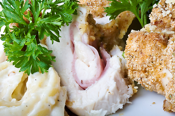 포토 JPG 해외이미지 전통 접시 음식 탁자 치즈 육류 요리 사람없음 파란색 식사 치킨 흰색 가득함 햄 후추 프랑스어 점심식사 폭식 빵가루 해외202004 해외포토 문자 식기 컬러 가구 식재료 유제품 향신료 닭고기요리 파일형식 이미지허브