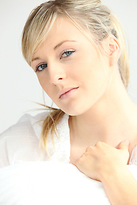 포토 JPG 해외이미지 모델 학생 포즈 쿠션 셔츠 생각 베개 휴식 한명 10대 파란색 빛 금발 평화 침묵 흰색 침대 신선 아내 고급 아래 싱글 낮잠 부드러움 야광 창백 단절 부주의 혼자 안락 해외202004 해외포토 1 헤어스타일 컬러 가구 컨셉 상의 침구 청소년 사람 소리 잠 감각 방향 위치 파일형식 이미지허브