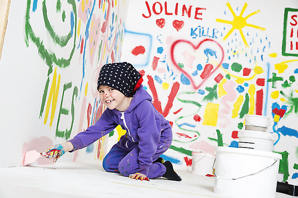 포토 JPG 해외이미지 전신 백인 라이프스타일 응시 교육 행복 어린이 포즈 장난 놀이 창조 미술 한명 서기 미소 소녀 컬러풀 페인트 그림 해외202004 해외포토 서양인 1 시선 여자 감정 컬러 모션 문화예술 표정 사람 생활 파일형식 이미지허브