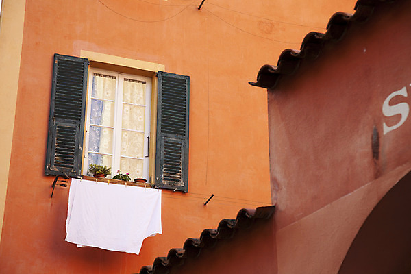 포토 JPG 해외이미지 식물 오렌지 건축양식 창문 유리 날씨 건조 사람없음 목재 프랑스 커튼 빨래 묘사 만족 옛날 해외202004 해외포토 나무 건축 감정 유럽 가사 과일 재료 재질 파일형식 이미지허브