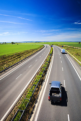 포토 JPG 해외이미지 도로 길 선 여행 이동 비즈니스 교통시설 모션 자동차 거리 스트레스 사람없음 빛 황혼 운전 도시 고속도로 야간 저녁 방향 사인 속도 각도 짐차 무거움 모터 방법 블러 압력 자동 많음 해외202004 해외포토 자연요소 육상교통 교통 컨셉 일몰 무게 시설 파일형식 이미지허브