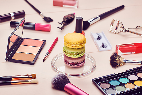 포토 JPG 해외이미지 응시 얼굴 분홍색 백그라운드 컨셉 디저트 사람없음 목재 세트 유행 침묵 화장품 립스틱 붓 화려 우아함 속눈썹 마스카라 아이섀도 마카롱 프랑스어 거짓 바닐라 특별함 스타일 파리(프랑스) 해외202004 해외포토 나무 문자 시선 음식 컬러 재료 신체부위 뷰티 소리 눈썹 파일형식 이미지허브