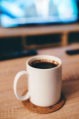 포토 JPG 해외이미지 커피 음료 탁자 아침 사람없음 컵 검은색 텔레비전 머그컵 흰색 신선 뜨거움 속도 카페인 해외202004 해외포토 주간 식기 컬러 가구 전자제품 파일형식 이미지허브