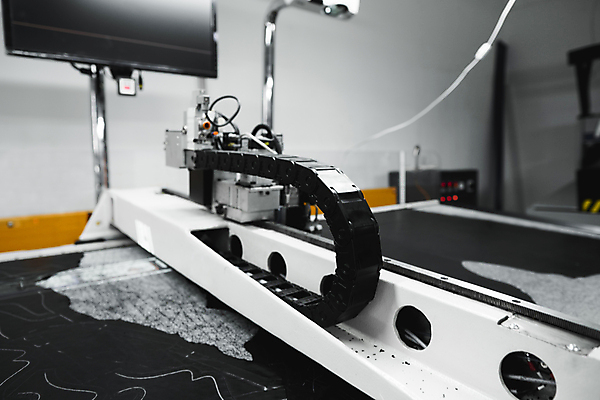 포토 JPG 해외이미지 디자인 드레스 옷 산업 조각 무늬 패턴 사람없음 유행 기계 이탈리아 장비 직물 면 업무 원형 제조 혼합 가죽 자르기 섬유 자동 진공 커터 컨베어밸트 해외202004 해외포토 도형 유럽 모션 작업 파일형식 이미지허브