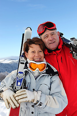 포토 JPG 해외이미지 나무 커플 스포츠 여행 포즈 장갑 이동 겨울 장신구 포옹 자연 호텔 휴가 스키 산 주택 함께함 항해 경사 성인 두명 목재 선글라스 운동 햇빛 태양 산책 하이킹 장비 추위 탐험 눈송이 막대기 미끄럼틀 숲 은퇴 언덕 주말 샬레 설피 원정 해외202004 해외포토 자연요소 식물 잡화 계절 안경 컨셉 배_교통 재료 관계 안기 숙소 레저 겨울스포츠 휴식 눈_날씨 건강 실험기구 사람 건물 놀이기구 생태계 파일형식 이미지허브