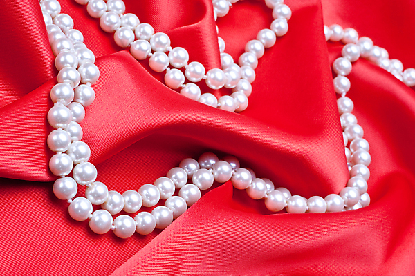 포토 JPG 해외이미지 백그라운드 목걸이 선물 이벤트 사람없음 장식 빨간색 빛 유행 축하 직물 고급 보석 실크 오브젝트 약혼 접기 해외202004 해외포토 컬러 결혼 컨셉 장신구 모션 광석 약속 파일형식 이미지허브