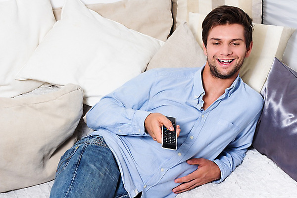 포토 JPG 해외이미지 백인 손 남자 행복 컨셉 셔츠 손가락 주택 갈색머리 한명 웃음 사람 파란색 소파 검은색 텔레비전 장비 엄지손가락 흰색 가리킴 관찰 잡기 변화 리모컨 플라스틱 오브젝트 전자 멀리 스위치 조절 멀티미디어 관리자 송신기 제어 채널 해외202004 해외포토 서양인 1 헤어스타일 감정 컬러 상의 의자 모션 재질 표정 손짓 건물 신체부위 전자제품 파일형식 이미지허브