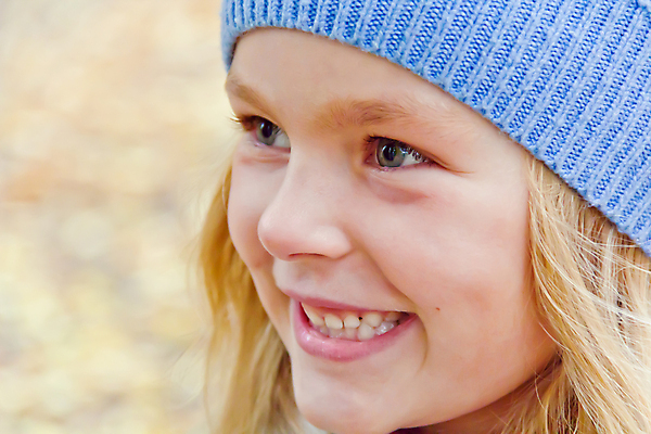 포토 JPG 해외이미지 백인 여학생 유럽 어린이 한명 파란색 금발 흰색 8 6 5 7 해외202004 해외포토 서양인 1 학생 헤어스타일 여자 나라 컬러 사람 숫자 파일형식 이미지허브