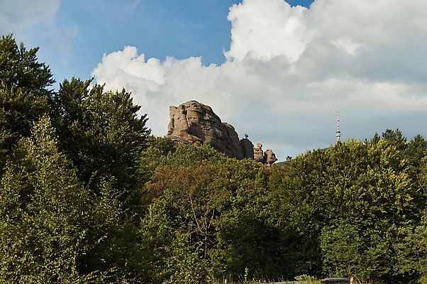 포토 JPG 해외이미지 나무 구름 유럽 하늘 산 사람없음 햇빛 태양 여행객 그룹 숲 언덕 암초 불가리아 해외202004 해외포토 자연요소 식물 나라 사람 파일형식 남유럽 이미지허브