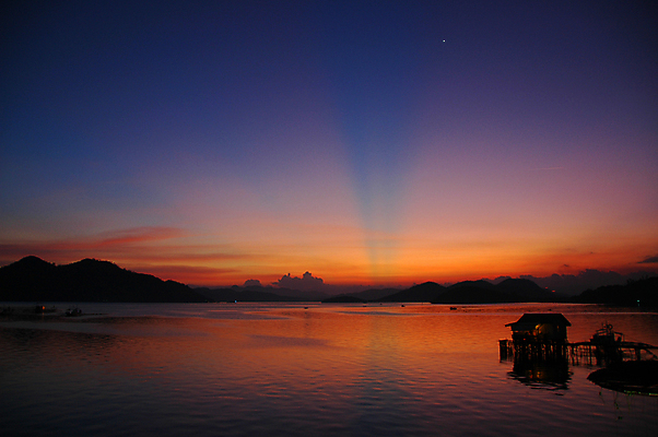 포토 JPG 해외이미지 실루엣 하늘 풍경 사람없음 물 반사 항구 일몰 광선 만 해외202004 해외포토 자연요소 교통시설 촬영기법 노을 파일형식 이미지허브