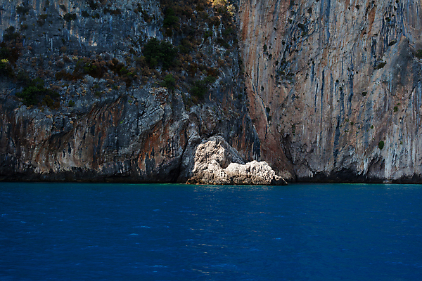 포토 JPG 해외이미지 나무 식물 바다 자연 하늘 산 풍경 사람없음 야외 가로 초록색 파란색 햇빛 맑음 회색 바위 숲 지중해 언덕 산등성이 칠면조 해외202004 해외포토 컬러 조류 날씨 태양 돌_바위 생태계 파일형식 이미지허브