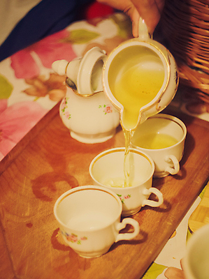 포토 JPG 해외이미지 그릇 음료 사람없음 목재 컵 세로 초록색 세트 갈색 노란색 중국 흐름 도자기 붓기 닫기 차 찻주전자 책상 서비스 점토 토기 정물화 해외202004 해외포토 나무 식기 아시아 컬러 가구 컨셉 재료 모션 주전자 용기_그릇 그림 파일형식 이미지허브