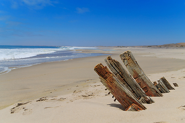 포토 JPG 해외이미지 구름 모래 파도 바다 여행 아프리카 하늘 골격 파노라마 국립공원 풍경 해변 사람없음 목재 물 파란색 어선 보트 고독 함선 먼지 암초 대서양 나미비아 조난 파멸 흙길 수평선 해외202004 해외포토 자연요소 나무 공원 감정 나라 길 컬러 컨셉 배_교통 재료 촬영기법 흙 남아프리카 파일형식 소멸 이미지허브