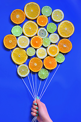 포토 JPG 해외이미지 손 음식 조각 꽃다발 컨셉 다이어트 오렌지 과일 자연 탁자 하늘 추상 귤 건강 사람없음 목재 초록색 파란색 컬러풀 노란색 우주 주스 시골 신선 그룹 정상 자르기 다발 레몬 유기농 라임 풍선 내추럴 무료 숙성 해외202004 해외포토 나무 웰빙 꽃 음료 컬러 가구 무늬 재료 모션 신체부위 생태계 파일형식 이미지허브