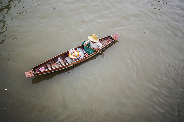 포토 JPG 해외이미지 전통 라이프스타일 아시아 문화 음식 이동 채소 과일 비즈니스 교통시설 태국 동양인 사람없음 목재 물 쇼핑 강 상점 침묵 시골 업무 보트 시장 상인 대나무 무역 운하 지역 느림 이국적 혼자 스타일 해외202004 해외포토 자연요소 나무 나라 산업 교통 컨셉 배_교통 재료 인종 생활 소리 작업 시설 파일형식 이미지허브