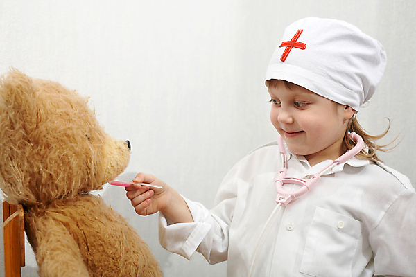 포토 JPG 해외이미지 직업 옷 얼굴 어린이 곰 놀이 주택 건강 병원 한명 사람 장난감 알약 약 간호사 의사 흰색 대접 언니 돌봄 역할 헬프 해외202004 해외포토 동물 1 컬러 포유류 의학 가족 모션 건물 신체부위 의료진 도움 자매 파일형식 이미지허브