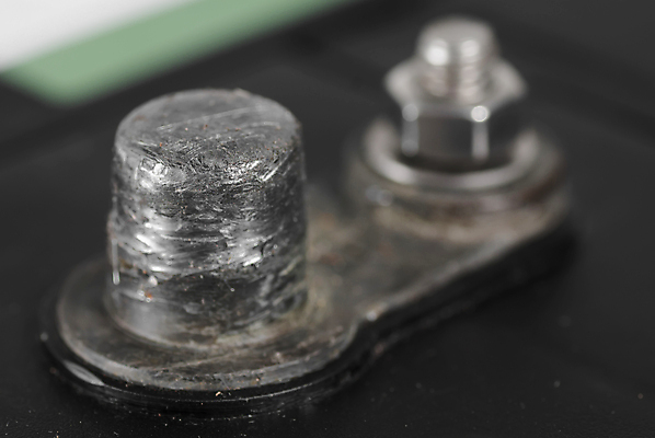 포토 JPG 해외이미지 컨셉 자동차 사람없음 전자제품 검은색 힘 에너지 연결 휴대용 오브젝트 볼트 베터리 전압 터미널 현재 해외202004 해외포토 육상교통 컬러 공구 파일형식 이미지허브