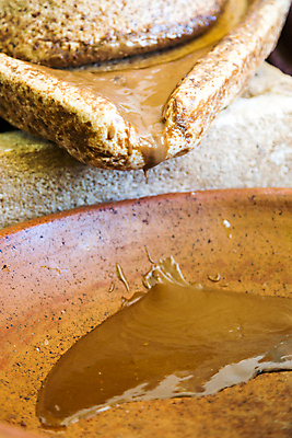 포토 JPG 해외이미지 전통 손 여행 백그라운드 농업 과일 재료 아프리카 자연 직장 건강 사람없음 갈색 마을 힘 화장품 견과류 수확 껍질 시간 업무 작업 액체 떨어짐 제조 상품 묘사 만들기 무거움 모로코 내추럴 방앗간 돌봄 핸드메이드 해외202004 해외포토 나라 산업 컬러 컨셉 회사 모션 신체부위 뷰티 무게 생태계 파일형식 이미지허브