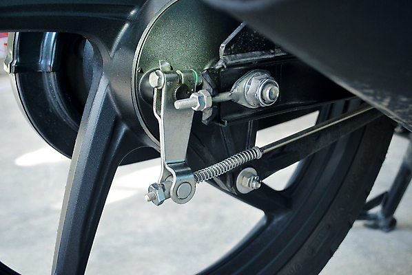 포토 JPG 해외이미지 라이프스타일 산업 여행 부분 교통시설 모션 자동차 안전 사람없음 야외 반사 금속 자전거 검은색 힘 기계 운전 오토바이 뚜껑 바퀴 원형 수리 은색 승차 위험 브레이크 철 묘사 오브젝트 속도 엔진 공학 모터 그만 단절 라이더 배기가스 철강 해외202004 해외포토 도형 교육 육상교통 컬러 교통 컨셉 재질 생활 바이크 시설 파일형식 이미지허브