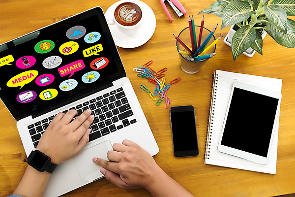 포토 JPG 해외이미지 구름 남자 커피 백그라운드 컨셉 인터넷 비즈니스 통신 탁자 설계 아이디어 안테나 사람 인종 사람없음 목재 노트북 컴퓨터 글로벌 사무실 알약 유행 디지털 거품 정보 작업 네트워크 변화 중앙 도서관 정상 연결 심볼 공유 마케팅 소셜 네트워킹 힙스터 브레인스토밍 해외202004 해외포토 자연요소 나무 교육 패션 음료 가구 재료 전자제품 약 파일형식 이미지허브