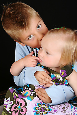 포토 JPG 해외이미지 백인 모델 1 드레스 여자 어린이 가족 관계 키스 사랑 사람 소년 두명 금발 갈색 흰색 표현 아기 작음 언니 걸음마 남동생 해외202004 해외포토 서양인 헤어스타일 옷 남자 감정 컬러 모션 크기 애정표현 자매 동생 파일형식 이미지허브