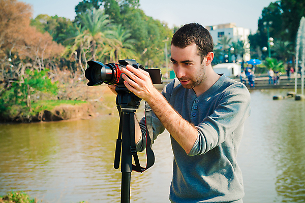 포토 JPG 해외이미지 백인 직업 라이프스타일 손 응시 공원 남자 자연 한명 사람 풍경 취미 야외 카메라 디지털 사진촬영 잡기 업무 기자 발사 사진사 필름 영화 그림 문서 기어 동영상 찬성 해외202004 해외포토 서양인 1 시선 공공시설 모션 문화예술 생활 신체부위 전자제품 촬영 작업 작가 생태계 파일형식 이미지허브
