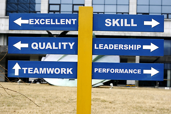 포토 JPG 해외이미지 컨셉 비즈니스 추상 화살 거리 기술 사람없음 공백 공연 정보 판넬 선택 은색 대표 방향 교차로 사인 신호 도로표지판 봉 주소 서명 경영 우수 해외202004 해외포토 도로 길 컬러 무늬 이벤트 표지판 절기 파일형식 이미지허브