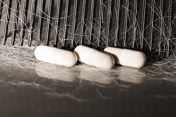 포토 JPG 해외이미지 검은배경 근접촬영 사람없음 뷰티 알약 머리카락 머리빗 두피케어 치료제 탈모 탈모클리닉 해외202004 탈모예방 해외포토 뷰포인트 백그라운드 약 머리 검은색 미용용품 예방 클리닉 헤어관리 증상 파일형식 이미지허브