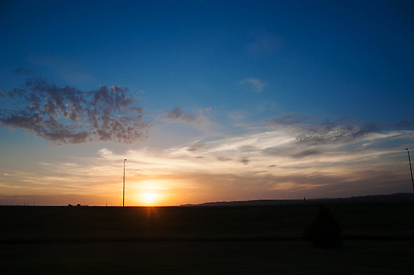 포토 JPG 해외이미지 나무 구름 문화 도로 여행 자연 하늘 휴가 풍경 사람없음 가로 초록색 파란색 태양 여행객 미국 일몰 시간 끝 발사 배낭여행 대륙 방문 동쪽 무료 방법 백패커 수평선 해외202004 해외포토 자연요소 식물 길 컬러 북아메리카 교통시설 사람 노을 방향 생태계 파일형식 이미지허브