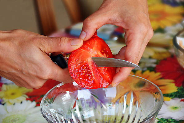 포토 JPG 해외이미지 접시 손 여자 꽃 무기 음식 조각 토마토 채소 재료 손가락 유리 탁자 주방용품 관리 요리 씨앗 사람없음 빨간색 주방 저녁식사 샐러드 식탁보 신선 사발 칼 위험 자르기 준비 유기농 주부 날것 날카로움 내추럴 숙성 식욕 채식주의자 해외202004 해외포토 식물 식기 웰빙 컬러 가구 생활용품 컨셉 모션 재질 사람 신체부위 식사 사기그릇 채식 파일형식 이미지허브